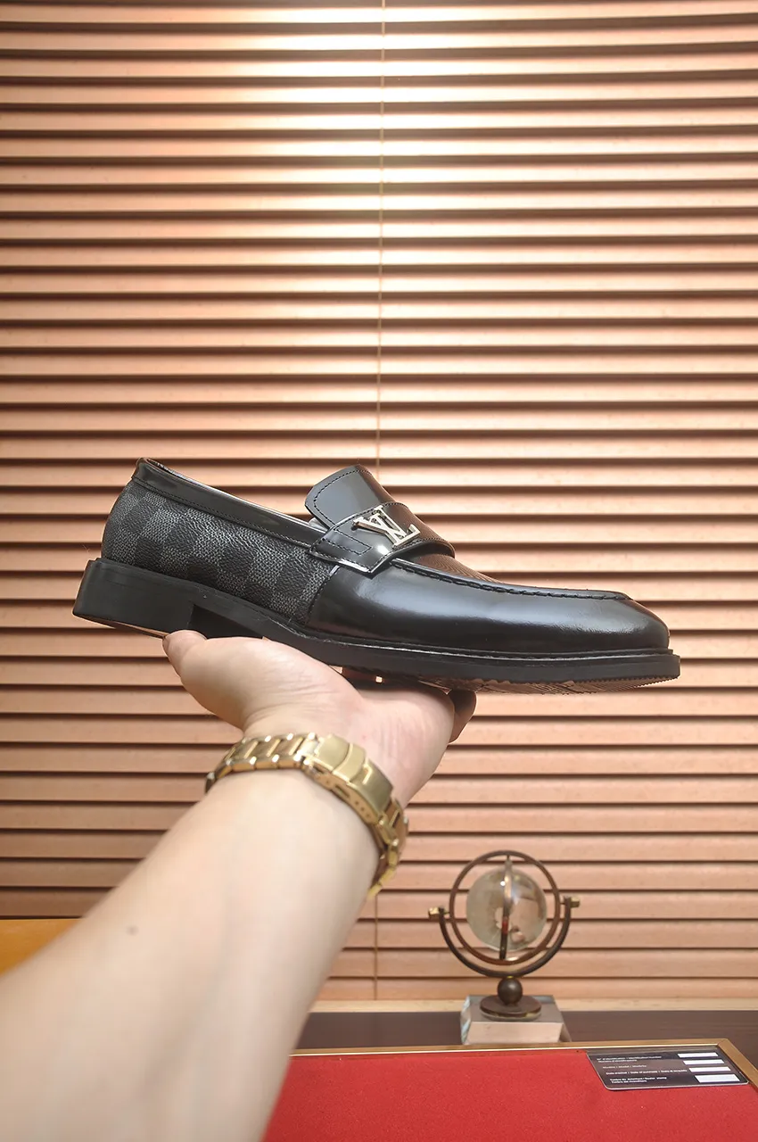 Men's men's shoes 💰460💶 [LV] (original single cowhide lining) 🍀LV's latest genuine leather business suit shoes are launched simultaneously on the official website. The first-layer cowhide imported from Italy is made of heavy gold, 💥1:1 rubber outsole from the official website. Versatile to wear, high-end without losing class, and the color combination is extraordinary. This four-season style is alluring when worn on your feet, showing off your big-name flair. Standard code 38-45 (45 customized)